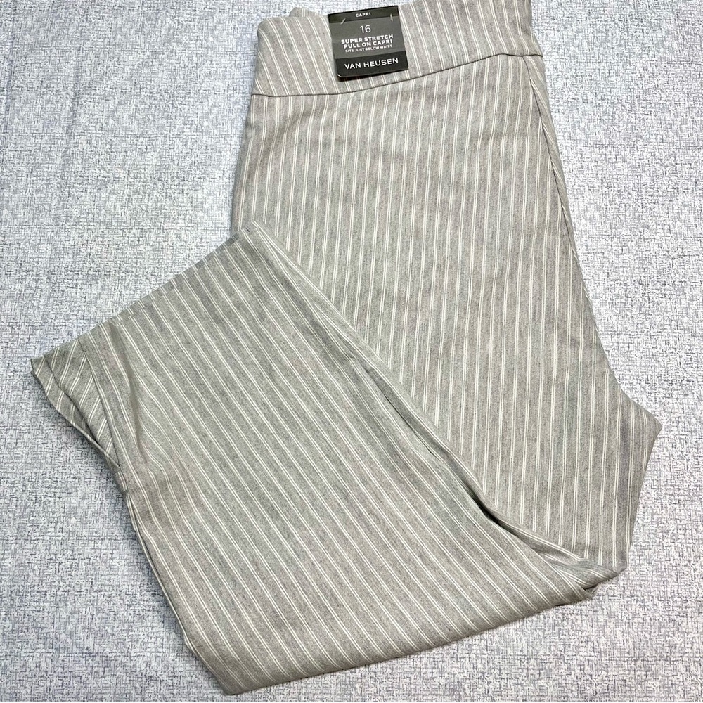 Van Heusen Women’s Size 16 Pull On Cropped Career Capri Pants Gray Pinstripes